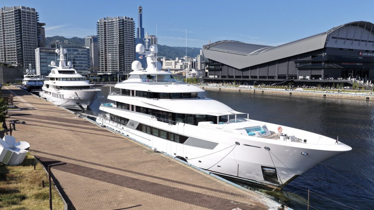 kobe-superyacht-dockside kobe-superyacht-dockside